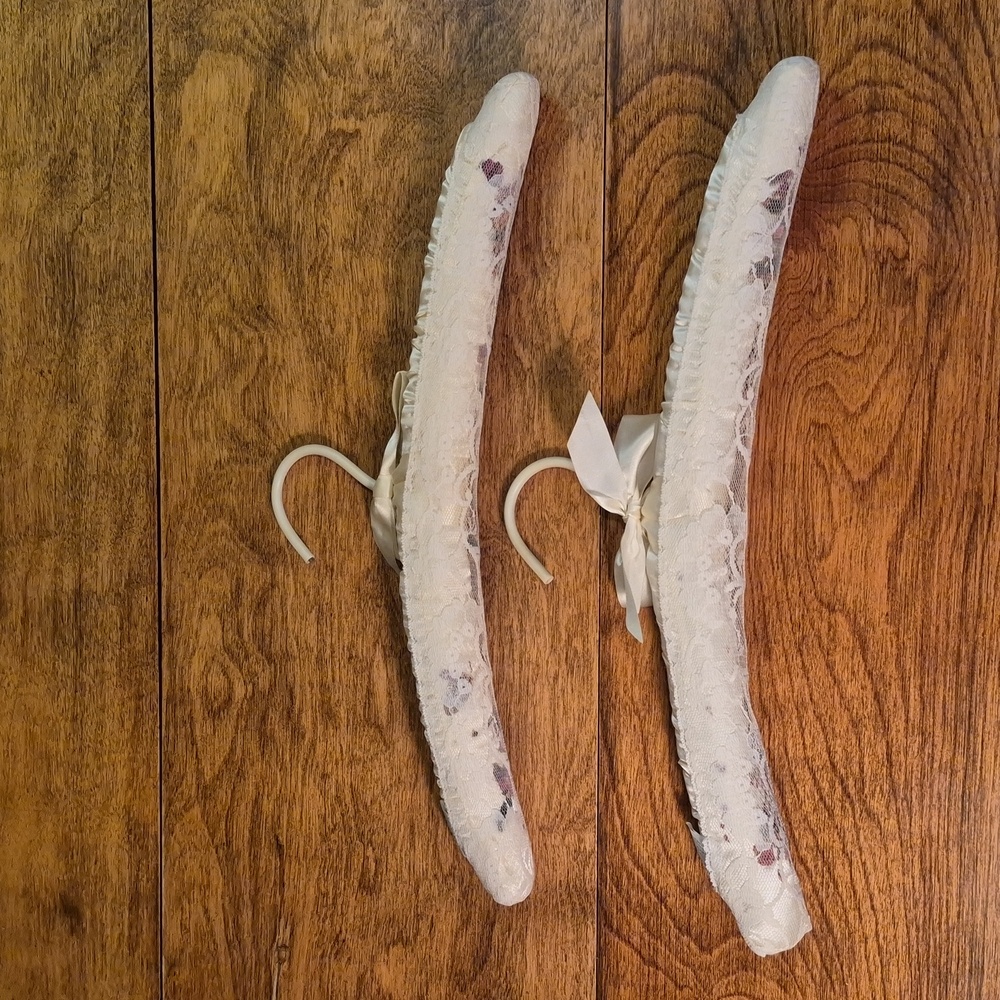 BEAUTIFUL Retro Fabric Padded Garment Hangers, Set of 8 - Picture 16 of 16